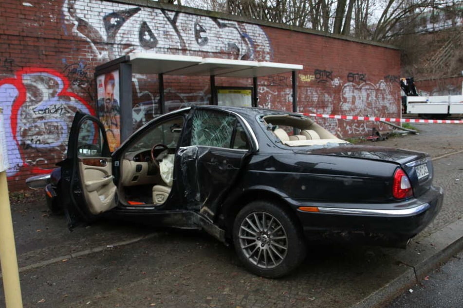 Der Fahrer soll reanimiert worden sein.