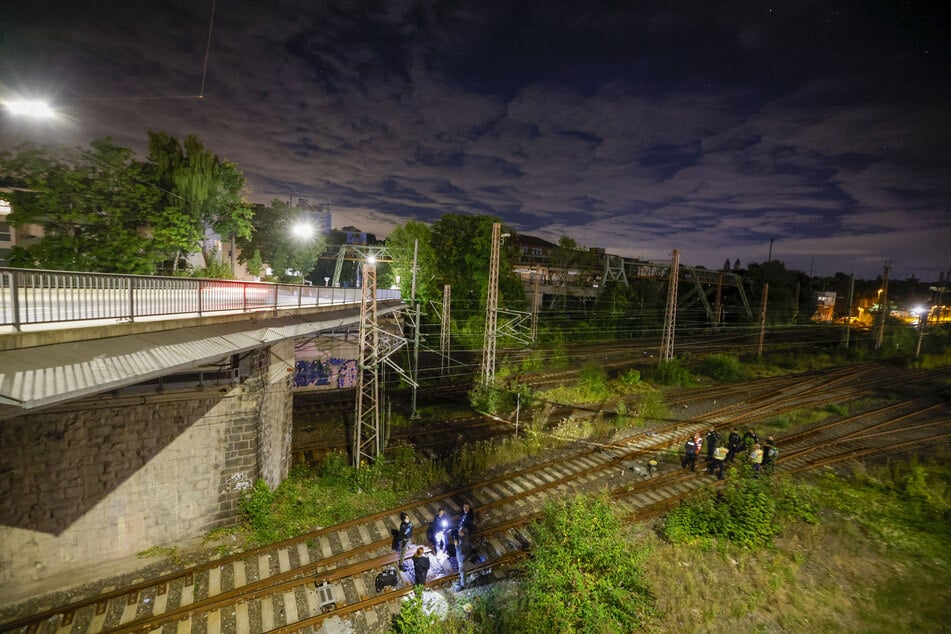 Nach dem Brand an einer Bahnstrecke in Wuppertal-Oberbarmen ermitteln jetzt Polizei und Staatsschutz.