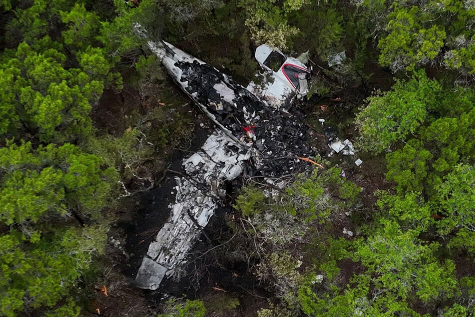 Das Flugzeug stürzte aus bislang ungeklärter Ursache in Wimberley mit hoher Geschwindigkeit ab.