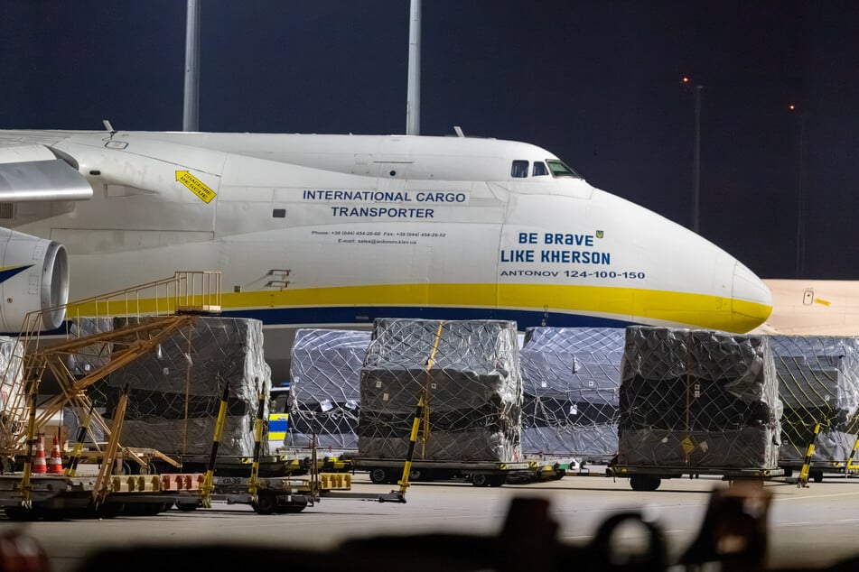 Eine AN-124 der Antonov Airlines steht vor der Basis der Ukrainer auf dem Leipziger Flughafen. Offenbar sollte sie Ziel des Anschlags sein.