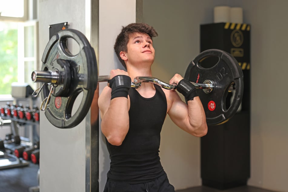 Adrians persönlicher Rekord liegt bei 62,5 Kilogramm im Training.