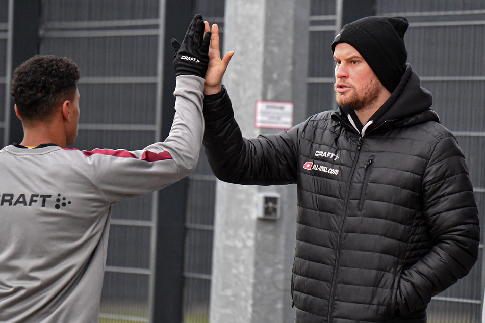 Sebastian Mai (27, r.) klatschte nach dem Jablonec-Spiel mit Ransford Königsdörffer (19) ab. Der Kapitän könnte bald zurück im Training sein.