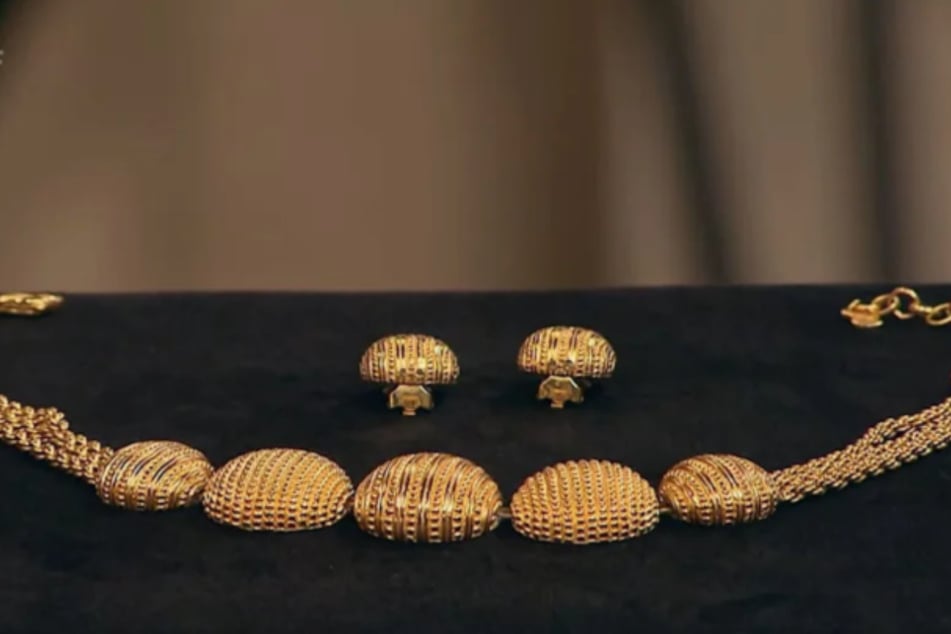 Obwohl es sich um Modeschmuck handelt, ist das Geschmeide laut Expertin Heide Rezepa-Zabel (59) durchaus bis zu 330 Euro wert.
