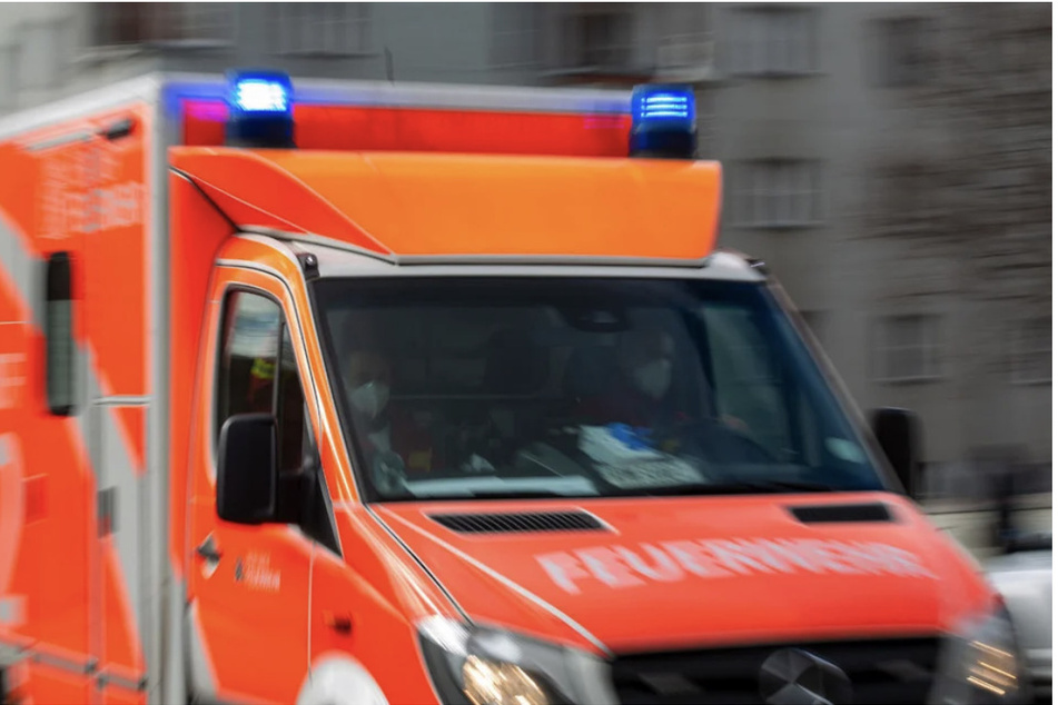 Der 40-Jährige musste mit schweren Halsverletzungen in ein Krankenhaus gebracht werden. (Symbolbild)