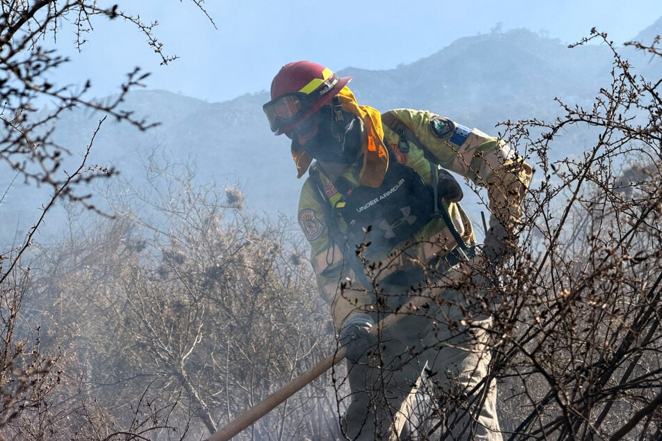 Ein peruanischer Feuerwehrmann bei der Brandbekämpfung.