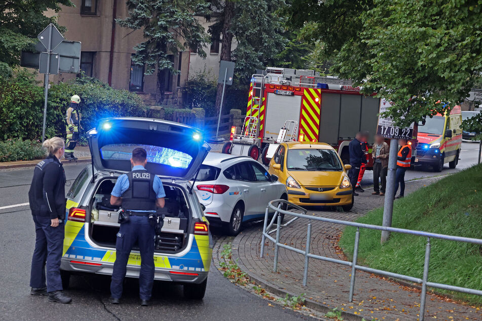 Auf der Friedrich-Engels-Straße in Hohenstein-Ernstthal kam es am Donnerstagmorgen zu einem Unfall: Ein Honda-Fahrer krachte gegen ein Geländer.