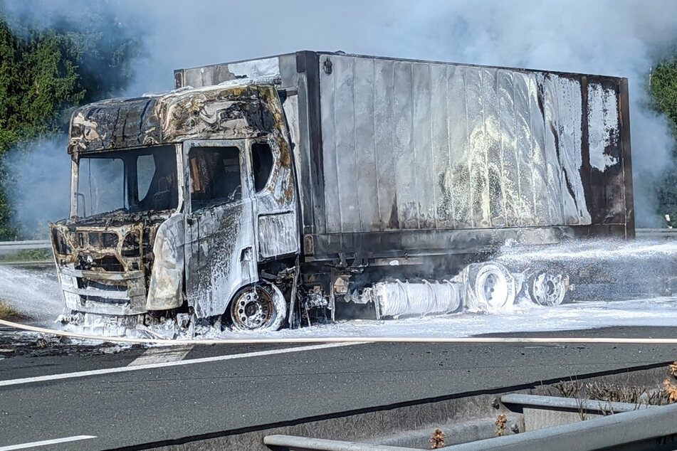 Auf der A93 in Bayern ist ein Lastwagen in Brand geraten.