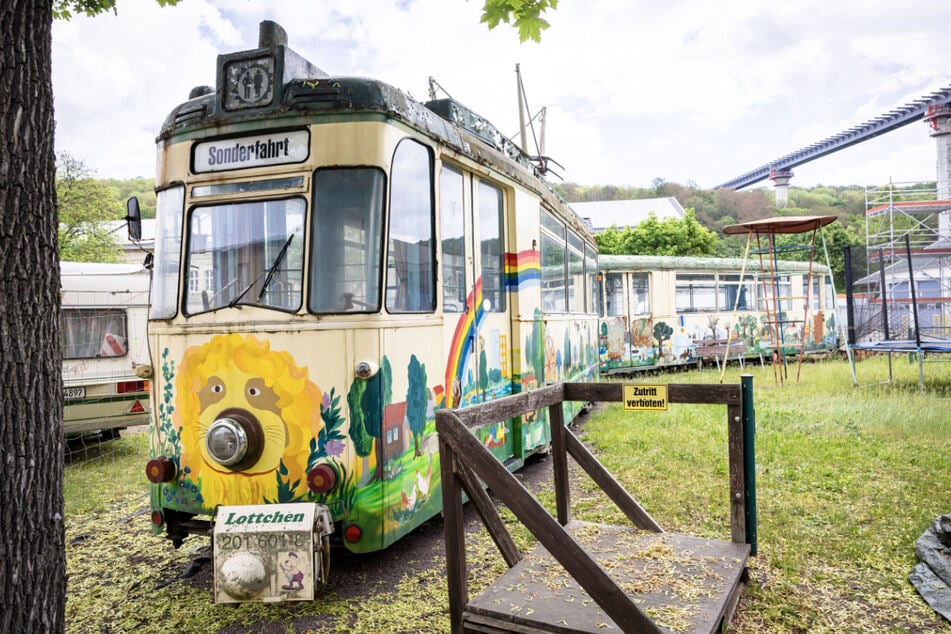 Die einstige "ET 57" aus den 1960er Jahren wurde liebevoll von Kindern bemalt, fuhr von 1991 bis 2010 als Kinderstraßenbahn "Lottchen" durch Dresden.