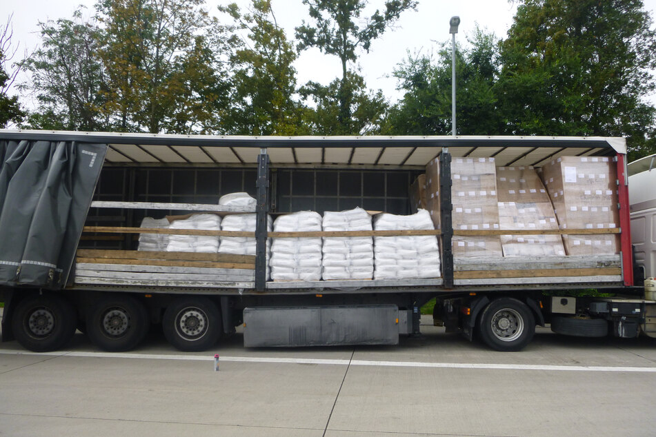 Deutlich zu sehen: Der auf der A61 sichergestellte Sattelzug hängt in der Mitte auffällig tief herunter.