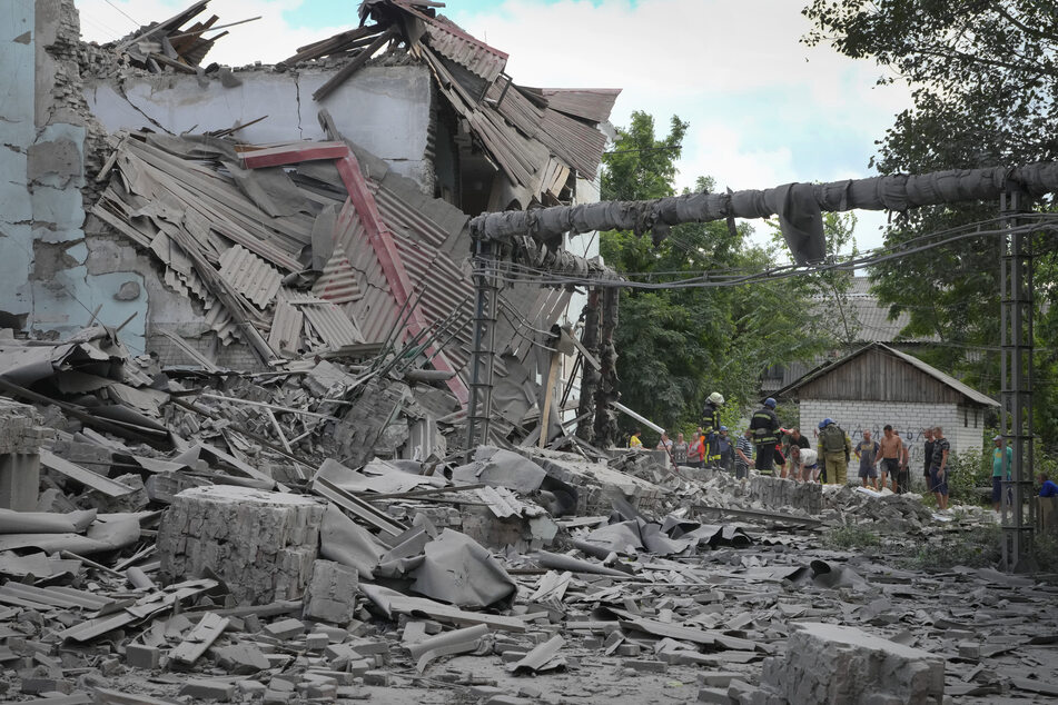 Rettungskräfte und Anwohner nach einem russischen Luftangriff in der strategisch wichtigen Stadt Lyssytschansk.