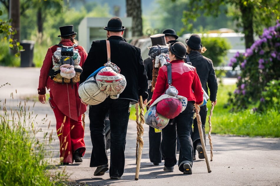 Neben dem Stenz "zum Stützen und Schützen" braucht ein Wandergeselle sein Wanderbuch für Stempel und Zeugnisse der Arbeitgeber sowie Schlafsack und Wechsel-Unterwäsche, die im Bündel versteckt ist.