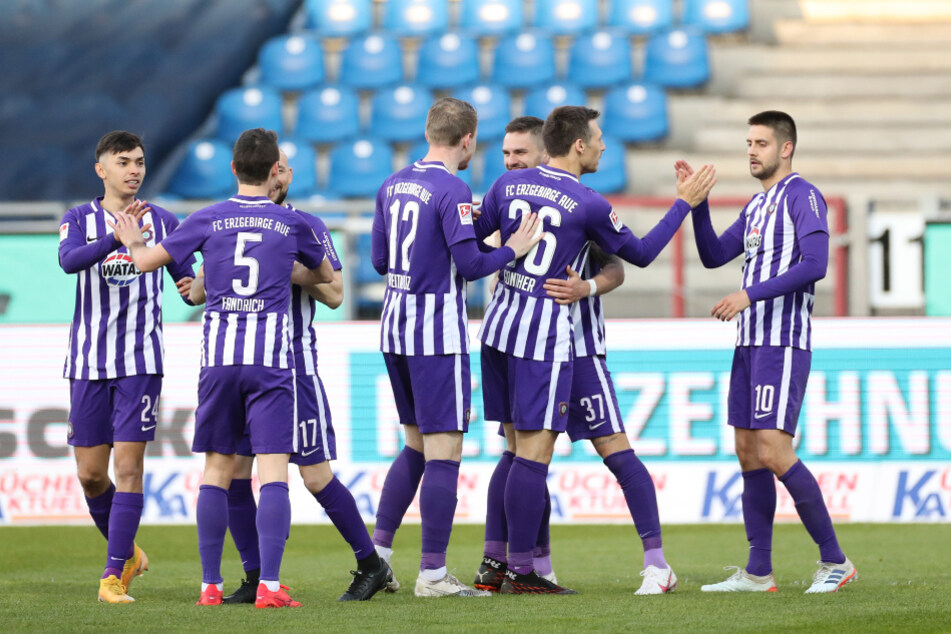 Torjubel bei den Veilchen, nachdem Dimitrij Nazarov (r.) zum 1:0 für Aue getroffen hat.