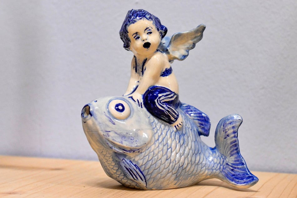 Kleine Räucherfigur von Nadine Wölk (450 Euro): ein Adidas-behoster Engel reitet auf einem Fisch.