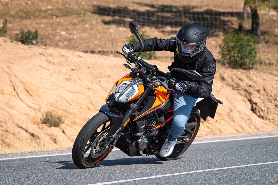 Als der 55-Jährige die Aufforderung der Polizei sah, ergriff er die Flucht mit seiner KTM-Maschine. (Symbolfoto)