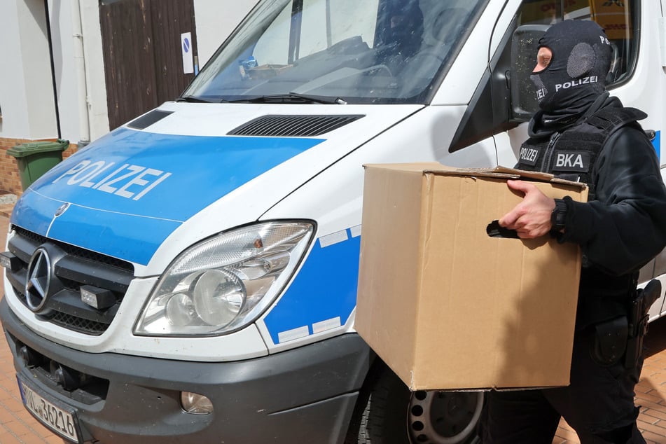 Durchsuchungen in mehreren Bundesländern: Polizei zerschlägt mutmaßlichen Nazi-Shop