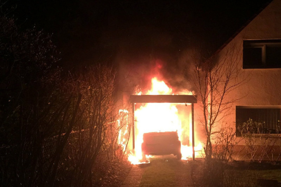 Ein brennendes Fahrzeug steht in Berlin-Neukölln in der Garage von Linken-Politiker Ferat Kocak.