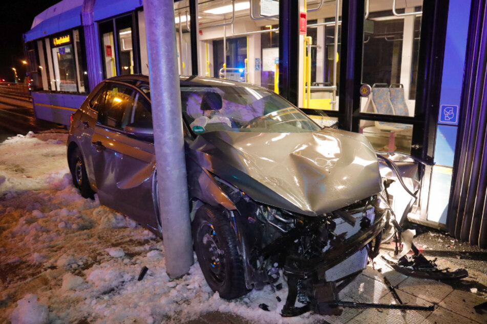 Totalschaden! VW kracht in Chemnitz mit Straßenbahn zusammen