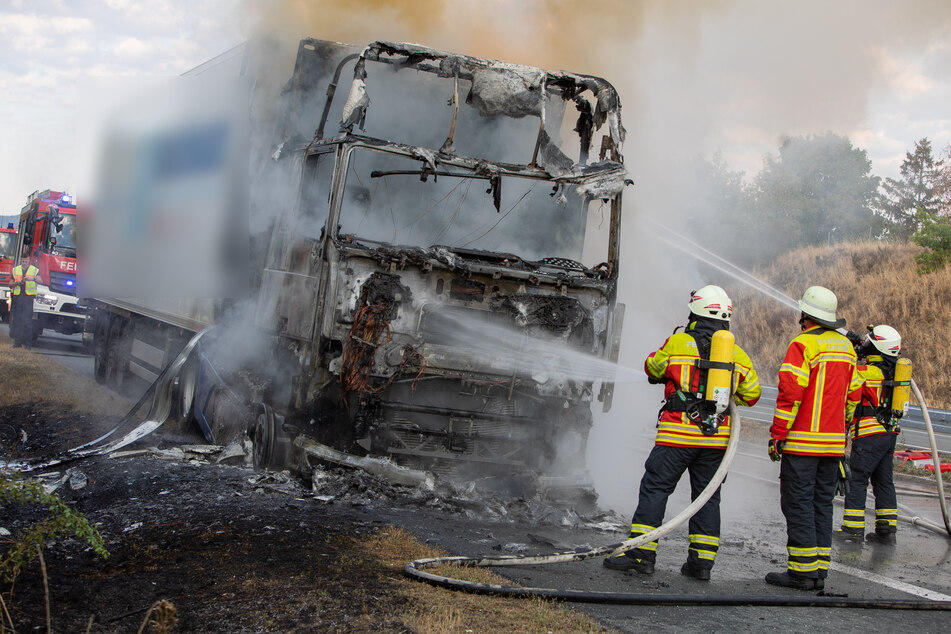 Ein Laster brannte am Mittwochmorgen auf der A72 im Vogtland komplett aus.