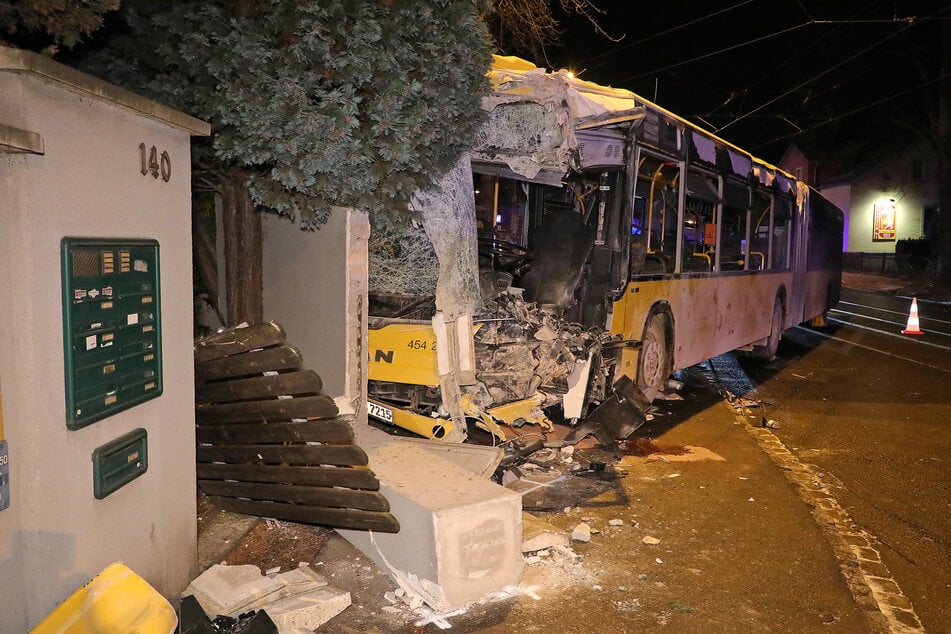 Im Januar 2024 war der Linienbus nachts in die Bäckerei in Bühlau gekracht - mit erheblichem Schaden.