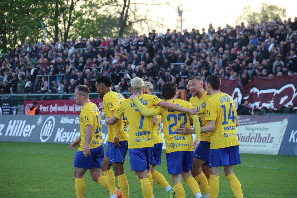 Luc Elsner (r.) startete erstmals in dieser Saison von Beginn an, weil Djamal Ziane angeschlagen passen musste.