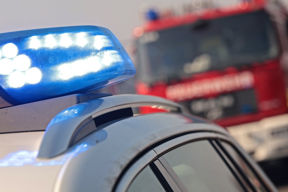 Die Feuerwehr traf noch vor der Polizei am Unfallort ein. (Symbolbild)