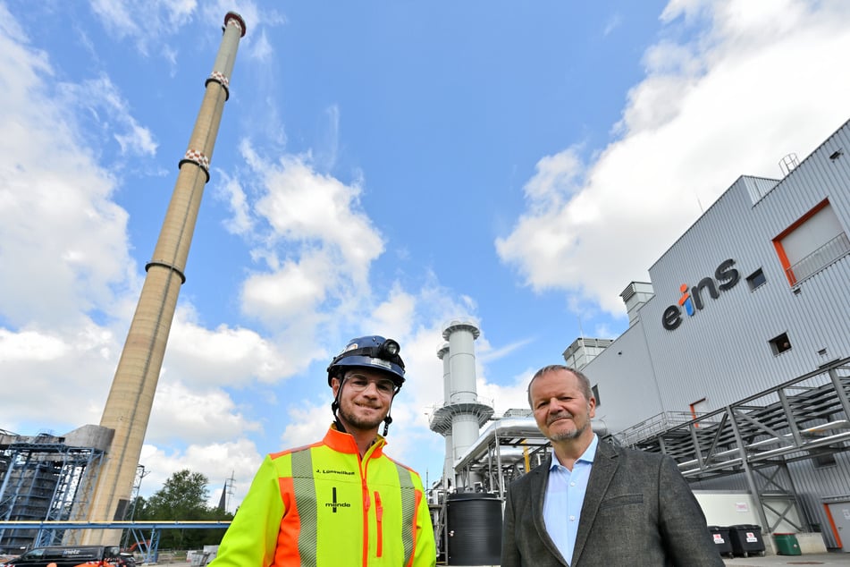 Jan Lünswilken (35, l.) von der Firma Mende und Andreas Schultheiß (65) von eins energie.