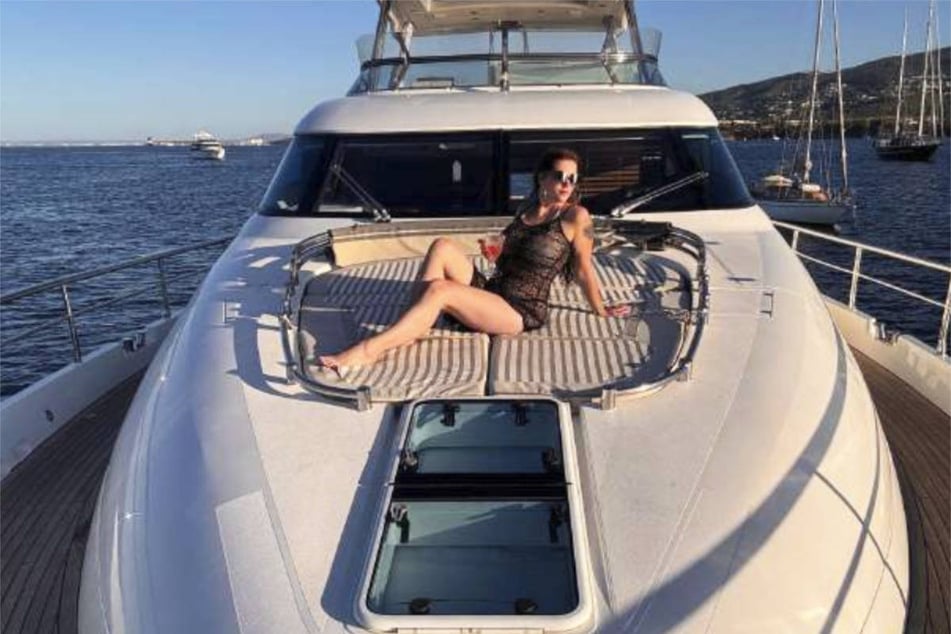 Anne Wünsche (34) hat sich für ein neues Shooting eine Luxus-Yacht gegönnt.