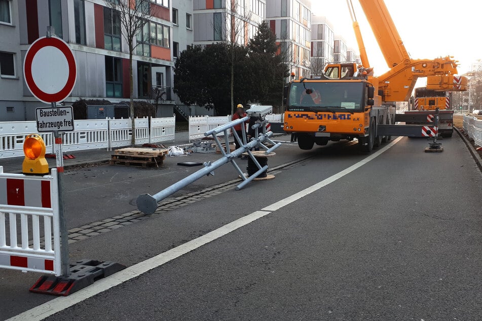 Mithilfe eines Krans werden die Antennen auf die Dächer der Freiberger Straße befördert.