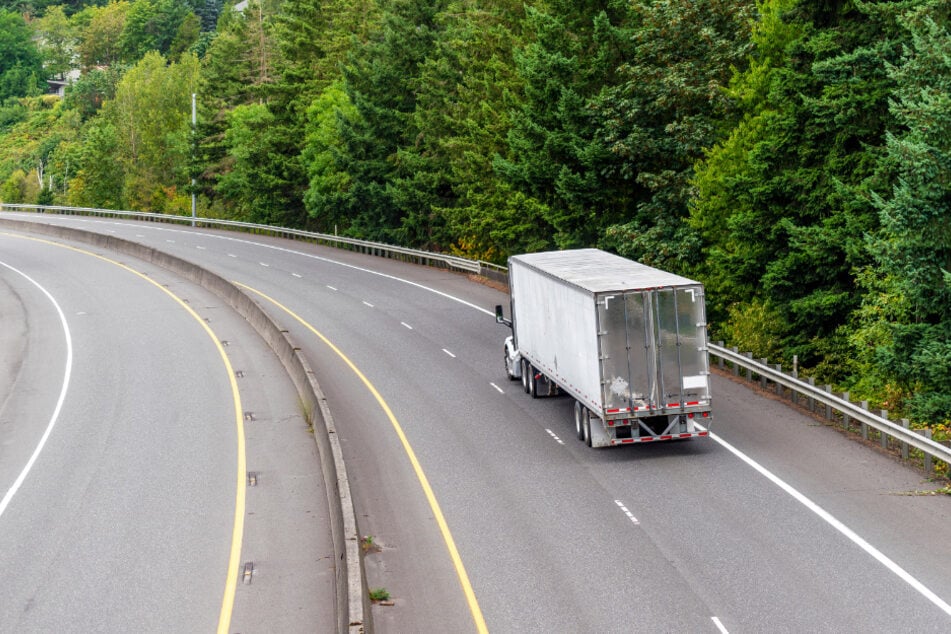 Der Lkw-Fahrer war zudem auch mit einer fremden Fahrerkarte unterwegs. (Symbolbild)