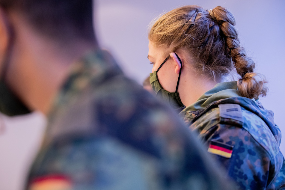 Soldatinnen und Soldaten der Bundeswehr sitzen in einer Schulung für die Kontaktnachverfolung im Gesundheitsamt.