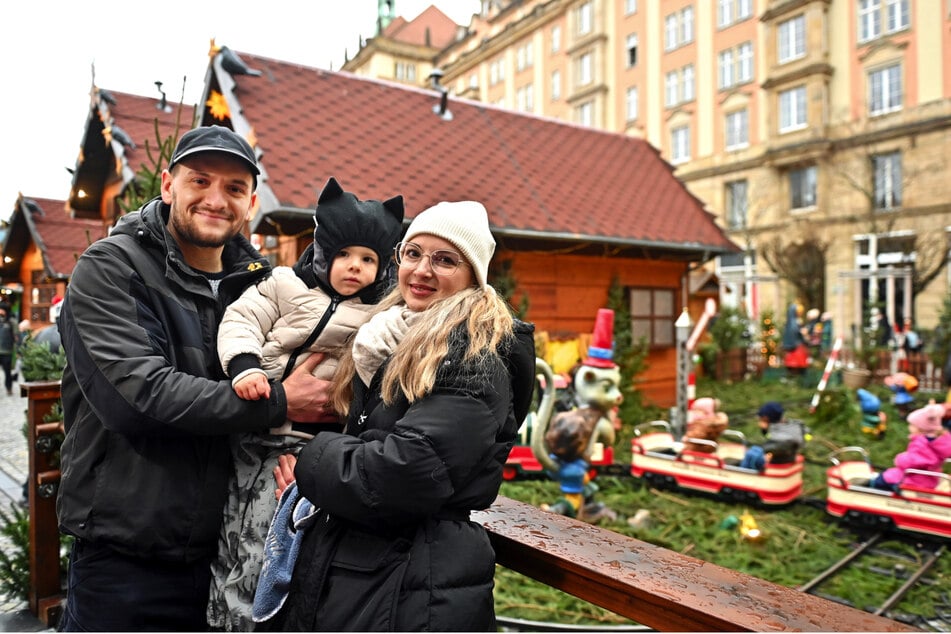 Ihnen gefällt es: Danny Haufe (30) und Michelle Schönig (29) mit Sohn Emil (3), der Bimmelbahn fahren durfte.