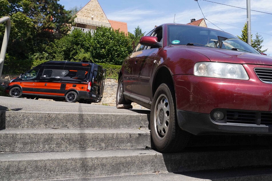 Vom Navi in die Irre geleitet: Auto bleibt auf Treppe stecken