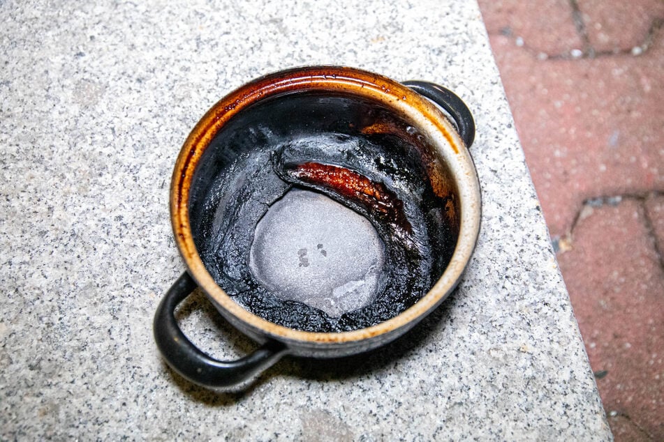 In Zwönitz hatte ein Mieter offenbar beim Verlassen der Wohnung einen Topf mit Essen auf dem Herd vergessen und so einen Feuerwehreinsatz ausgelöst.