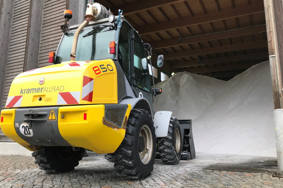 14.850 Tonnen! In Sachsens Autobahnmeistereien liegen bergeweise Streumittel bereit, um die Straßen von Schnee und Eis freizuhalten.