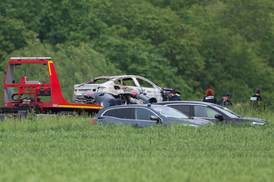 Nach dem brutalen Angriff flüchteten die Täter und der befreite Häftling mit einem zweiten Fahrzeug. Der ausgebrannte Wagen wurde am Nachmittag auf einem Feldweg entdeckt.