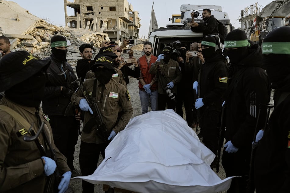 Nahost-Konflikt: Hamas übergibt sterbliche Überreste in Gaza an Rotes Kreuz