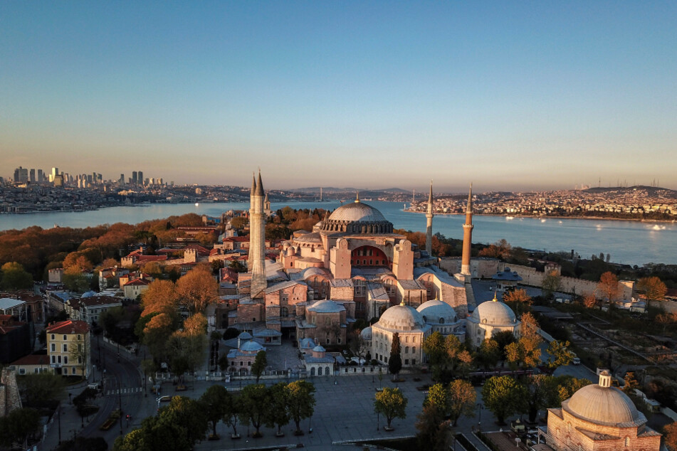 Türkei, Istanbul: Sonne scheint auf Hagia Sophia im historischen Stadtviertel Sultanahmet.