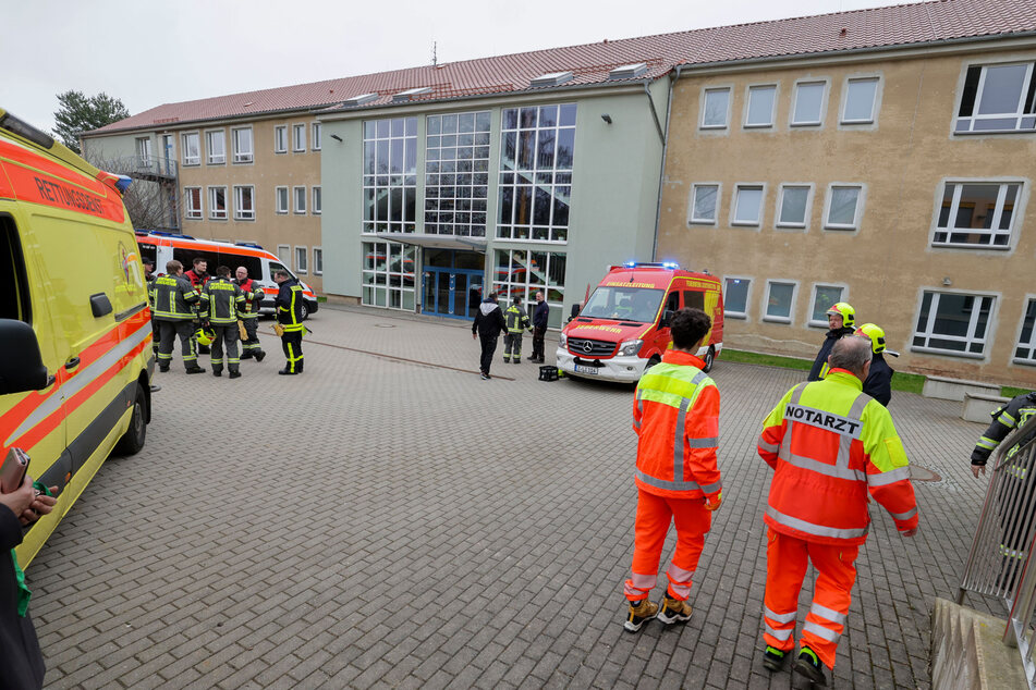 Schüler hatten plötzlich Husten: Sächsische Oberschule evakuiert, 42 Verletzte!