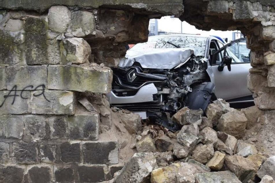 Auto kracht vor Supermarkt in Steinmauer: Fahrer und Beifahrerin schwer verletzt
