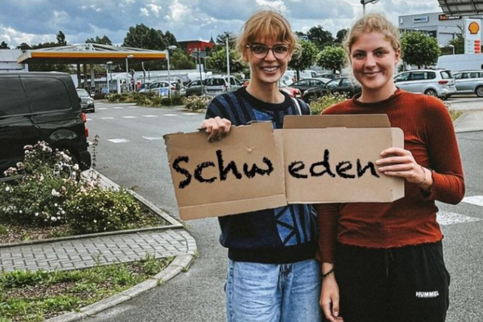 Hannah (23, l.) und Greta (22) Schröder aus Kassel wollen bis ins schwedische Linköpping reisen - ausschließlich per Anhalter.