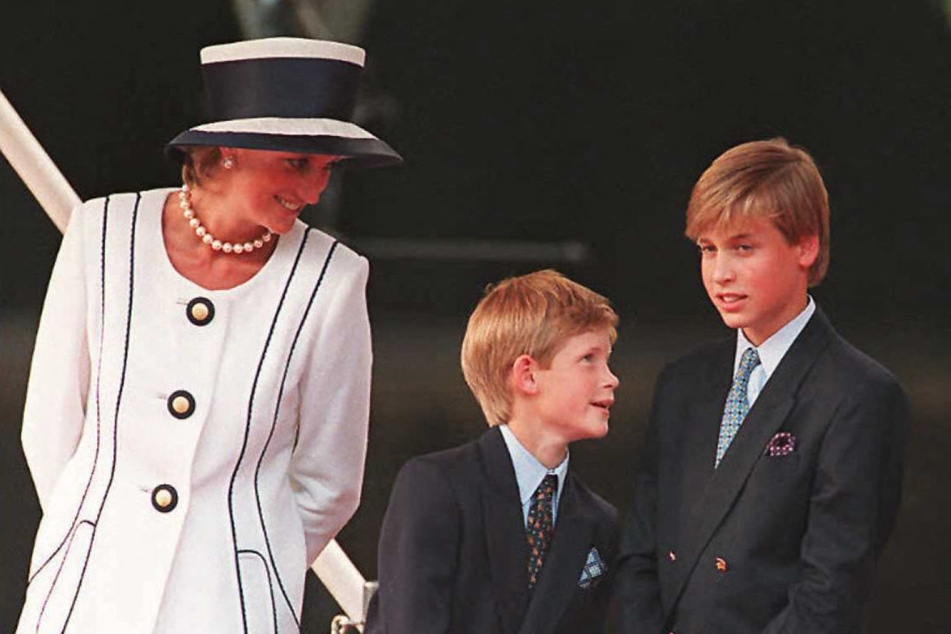 V.l.n.r.: Prinzessin Diana mit ihren Söhnen Prinz Harry (damals 11) und Prinz William (damals 13) bei einer Parade 1995. (Archivbild)