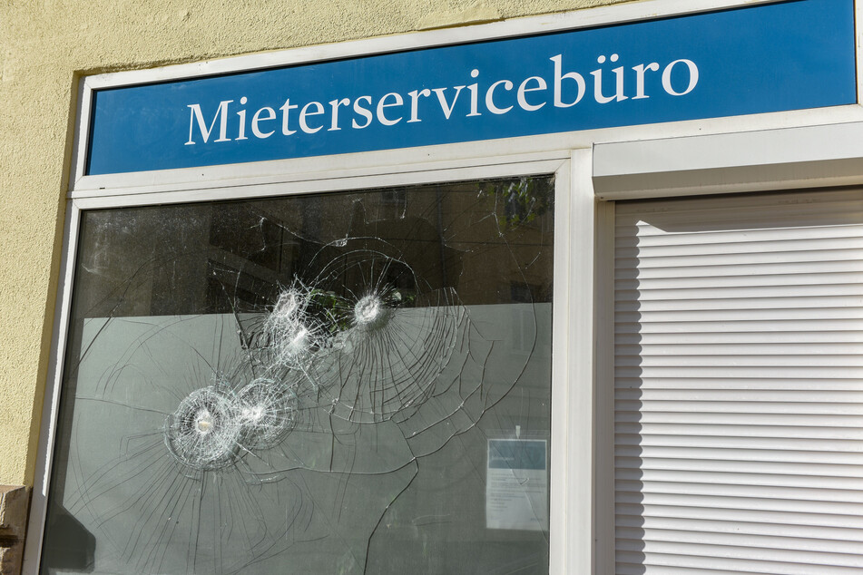 Bei Ausschreitungen am Morgen ging gestern auch die Scheibe dieses Vonovia-Büros zu Bruch.