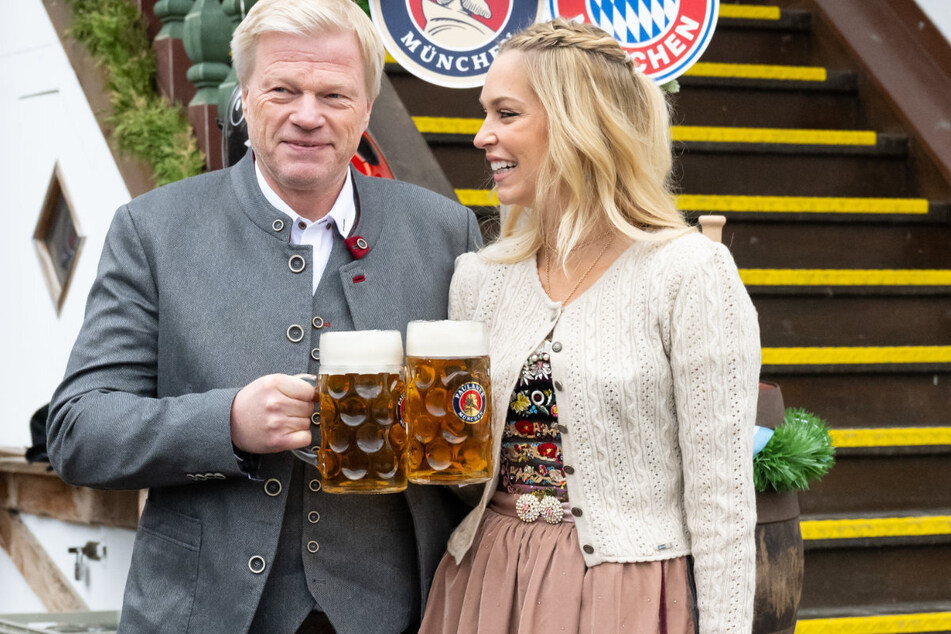 Oliver Kahn (53), Vorstandsvorsitzender der FC Bayern München AG, und seine Frau Svenja (41) auf dem Weg ins Käferzelt.