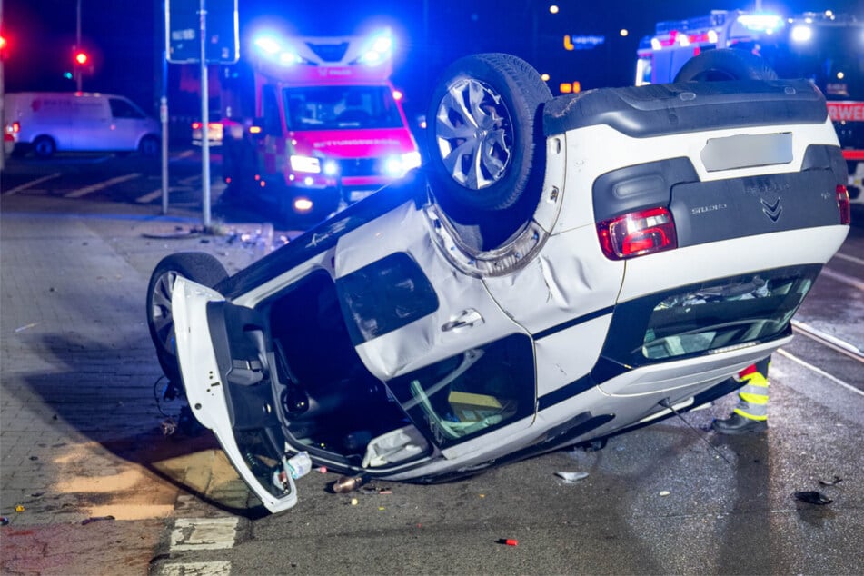 Kreuzungscrash im Leipziger Zentrum: Citroën überschlägt sich
