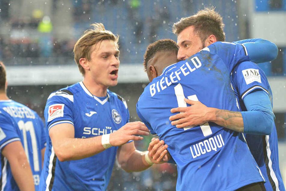 Nach einem Tor für Bielefeld jubeln Tom Schütz, Anderson Lucoqui und Jonathan Clauss über einen Treffer. (Archivbild).