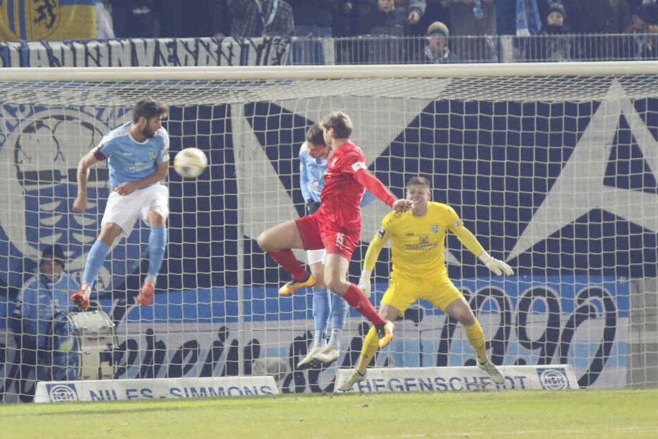 Per Kopf trifft FSV-Kicker Ronny König (in Rot) hier im Spiel gegen den Chemnitzer FC.