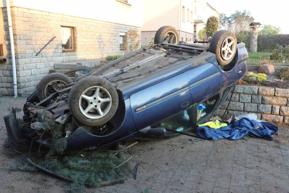 Das Auto landete vor der Garageneinfahrt auf dem Dach.