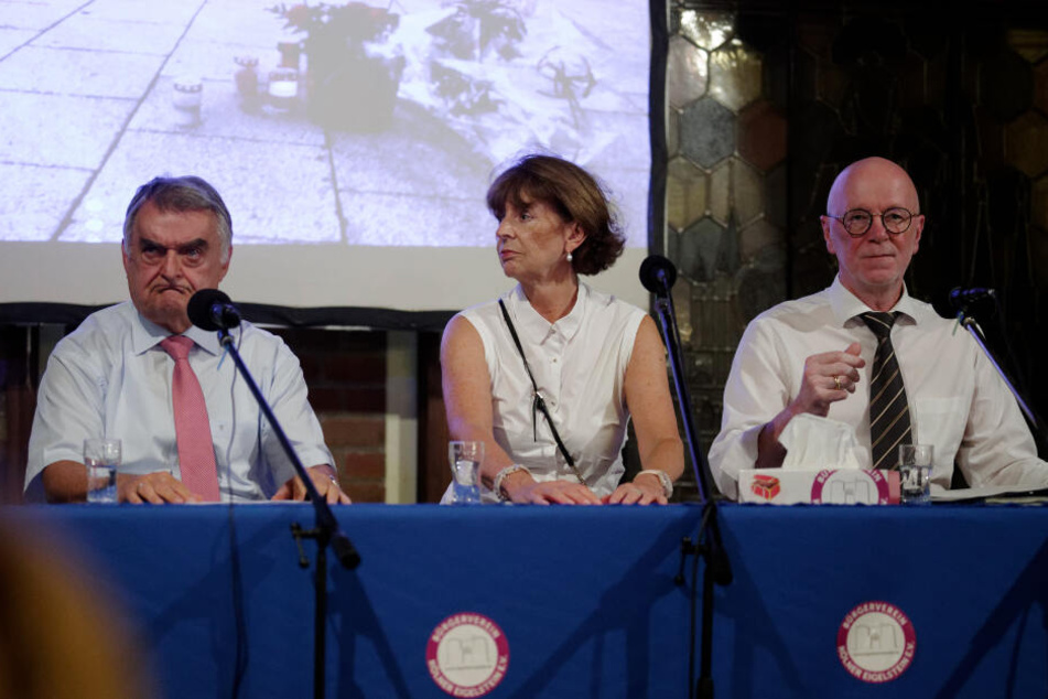 Herbert Reul, Innenminister des Landes Nordrhein-Westfalen (CDU), Henriette Reker, Oberbürgermeisterin von Köln (parteilos) und Uwe Jacob, Polizeipräsident von Köln (l-r) sitzen bei einer Bürgerversammlung zu den Zuständen auf dem Ebertplatz im Brauhaus "