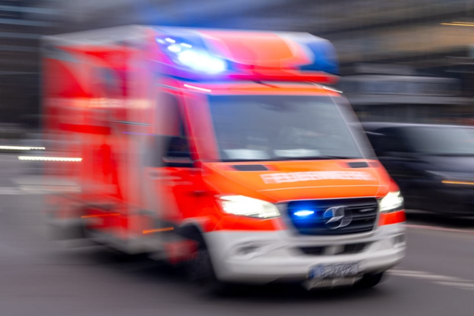 Rettungskräfte brachten den 16-Jährigen in ein Krankenhaus. (Symbolbild)