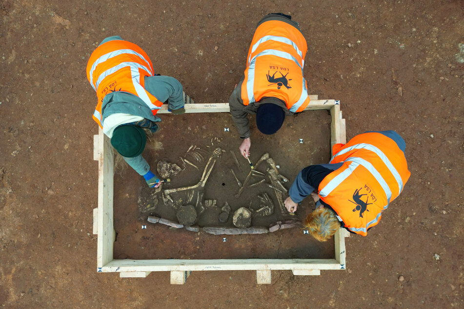 Das Familiengrab wurde bei Grabungen im Vorfeld des Baus der Gleichstromtrasse SuedOstLink gefunden.